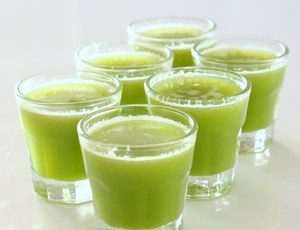 В свежевыжатом капустном соке содержится много витамина С